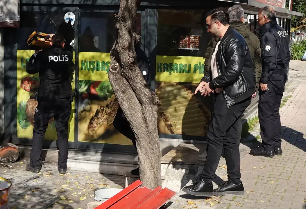 Elinde Satırla Fırını Ateşe Verdi, Dumandan Bayıldı 4